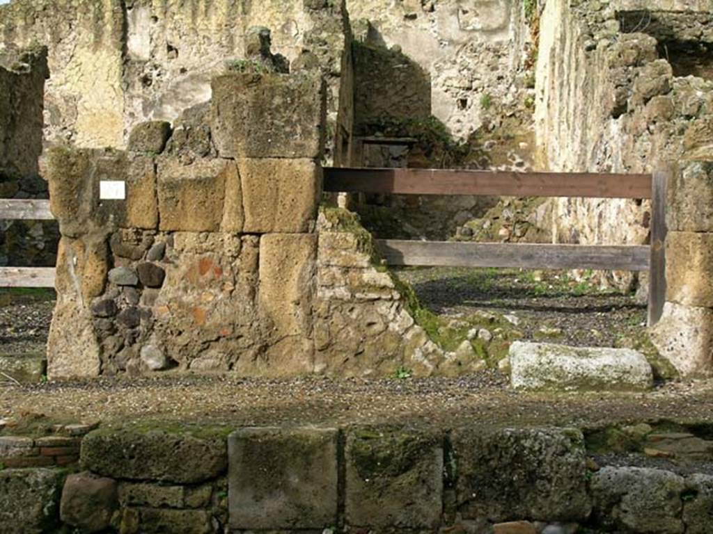 V.26, Herculaneum. December 2004. Facade and pavement on south side of entrance doorway.
Photo courtesy of Nicolas Monteix.